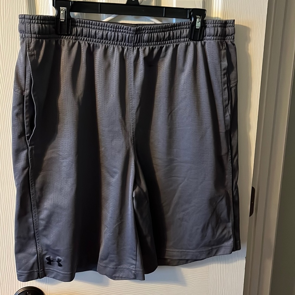 Mens Gray UnderArmor shorts. Size XL